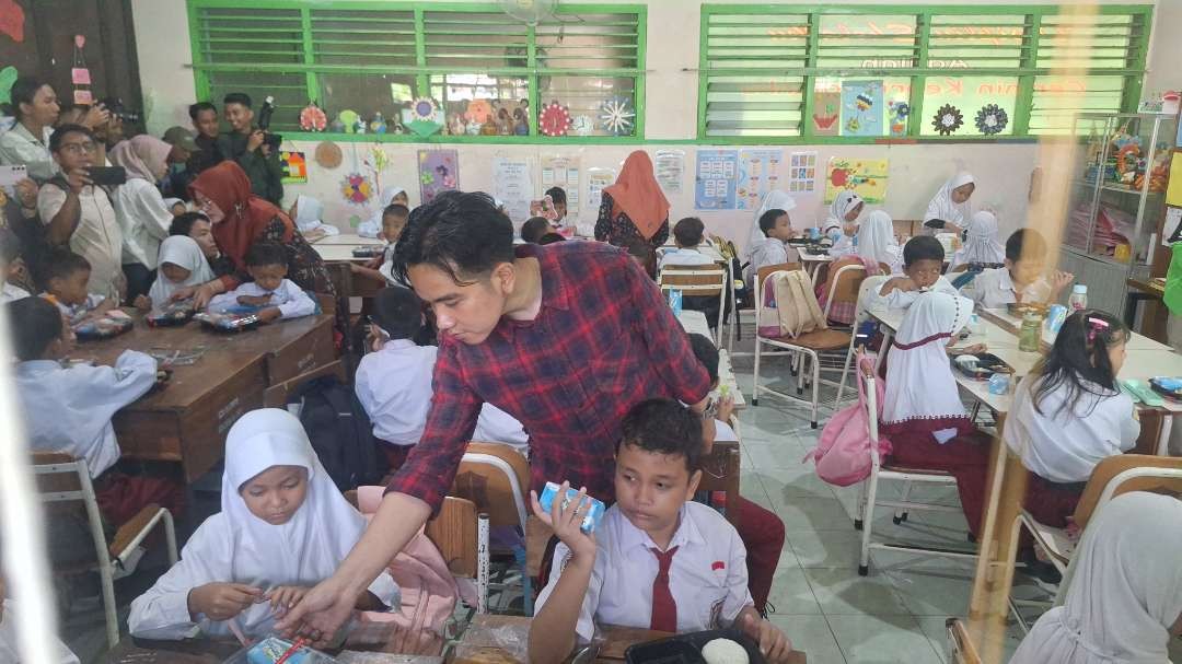 Wakil Presiden terpilih Gibran Rakabuming Raka saat membagikan kotak makanan bergizi gratis kepada siswa-siswi SD Negeri Klampis Ngasem III Surabaya, Kamis 1 Agustus 2024 silam. (Foto: Julianus Palermo/Ngopibareng.id)