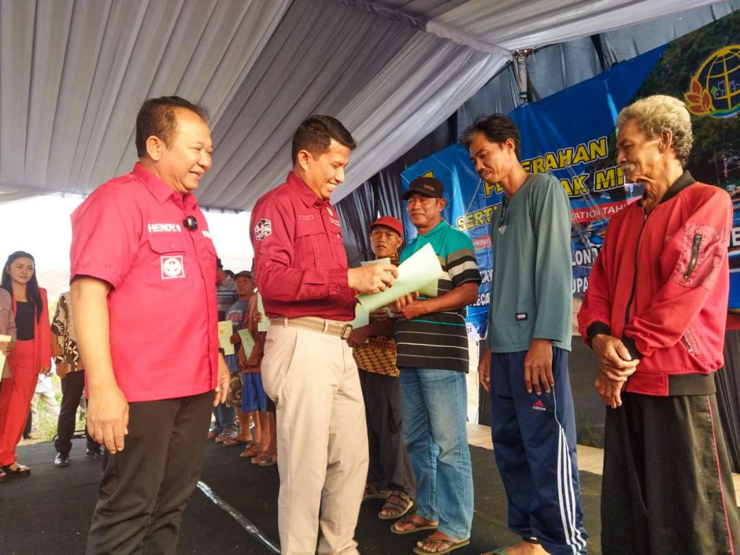 Penyerahan sertifikat tanah program land consolidation di Kecamatan Puger. (Foto: Dokumentasi Diskominfo Jember)