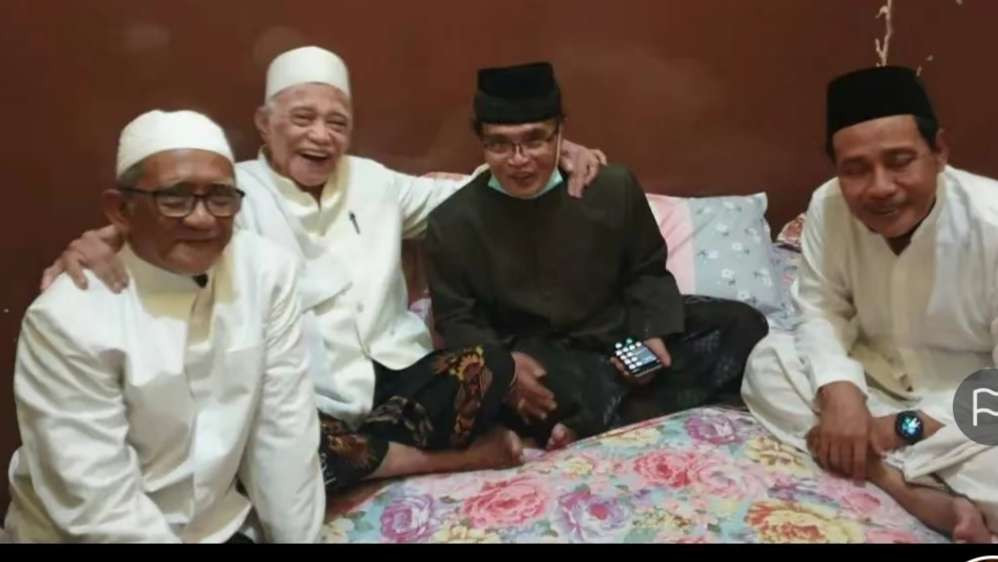 Para ulama pesantren jajaran Syuriah PWNU Jatim, KH Abdul Matin Jawahir, KH M Anwar Manshur, KH M Hadi Mahfudz dan Ketua MUI Jatim KH Moh Masan Mutawakkil Alallah.( foto: adi/ngopibareng.id)