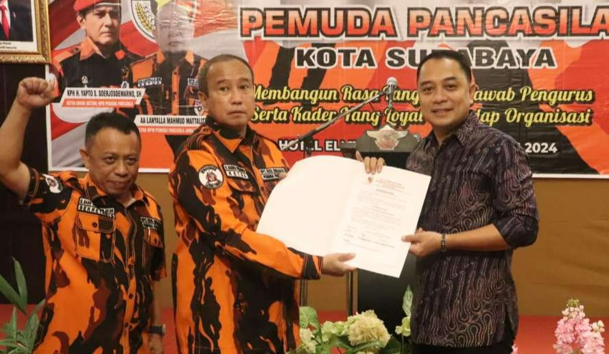 MPC Pemuda Pancasila memberikan rekomendasi khusus untuk Eri Cahyadi dalam PIlwali Surabaya di Hotel Elmi, Surabaya, Sabtu 10 Agustus 2024. (Foto: Dok. MPC PP Surabaya)