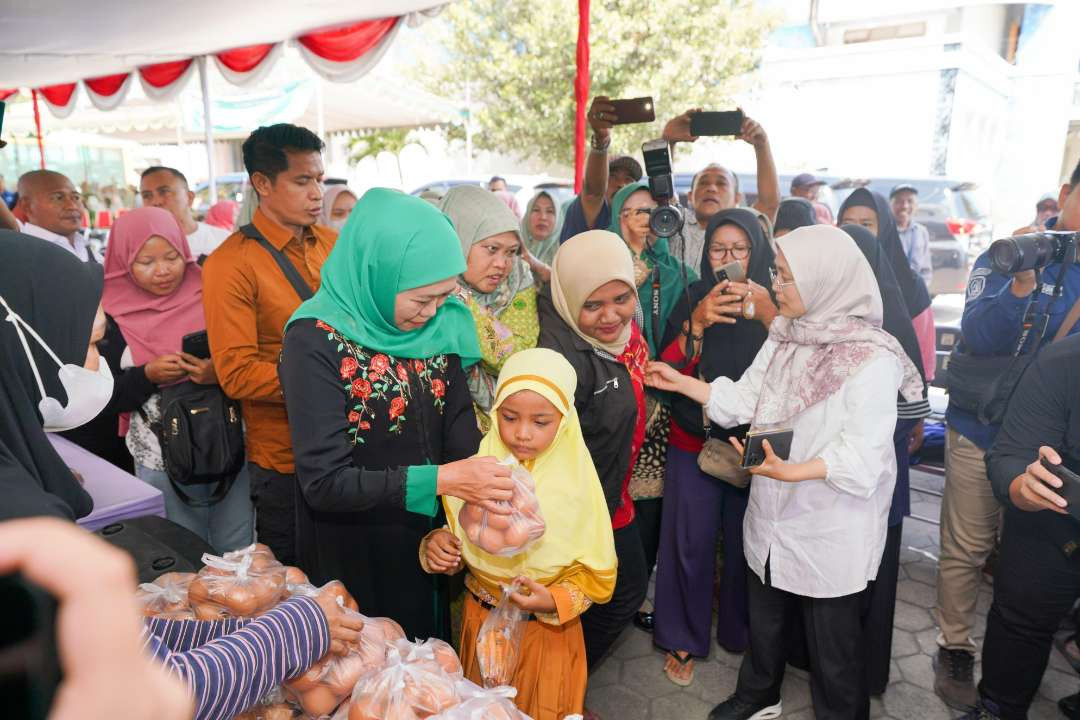 Ketua Umum PP Muslimat NU Khofifah Indar Parawansa turut hadir dan berbagi dalam kegiatan Pasar Murah yang digelar PC Muslimat NU Kabupaten Situbondo di GOR Baluran Situbondo, Rabu 7 Agustus 2024. (Foto: Dok. Khofifah)