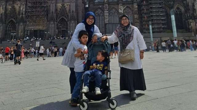 Keluarga penulis foto bersama di depan Gereja Katedral Koln, atau dalam bahasa Jerman dikenal sebagai Kölner Dom. (Foto: Ngopibareng.Id/Sukemi)