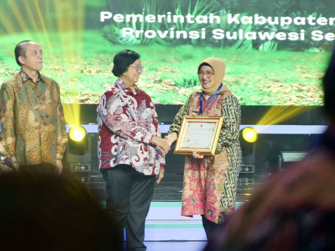 Penghargaan Program Kampung Iklim (Proklim) dari Kementerian Lingkungan Hidup dan Kehutanan (KLHK) diserahkan langsung oleh Menteri Siti Nurbaya. (Foto: Kominfo Pemkab Lumajang)