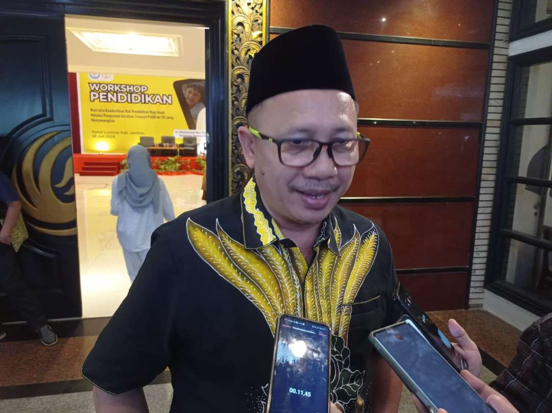 Ketua Bidang Konsolidasi Jawa 2 (DIY, Jateng, dan Jatim) H.M. Nur Purnamasidi angkat bicara terkait persoalan internal Golkar Jember (Foto: Rusdi/Ngopibareng.id)