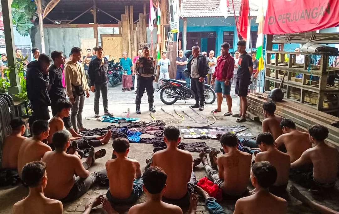 Belasan anggota gangster diamankan Samapta Polresta Sidoarjo, Jawa Timur. (Foto: Aini Arifin/Ngopibareng.id)