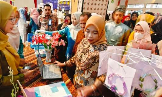 Dirjen GTK Nunuk Suryani meninjau pelaksanaan program pendidikan guru penggerak di Riau. (Foto: BKHM)