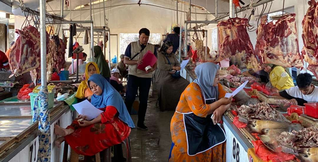 Tim Monitoring Daging RPH Kota Surabaya, saat memeriksa dan mengambil sampel daging sapi yang dijual oleh para pedagang di Pasar Daging Arimbi untuk diuji laboratorium. (Foto: RPH Kota Surabaya)