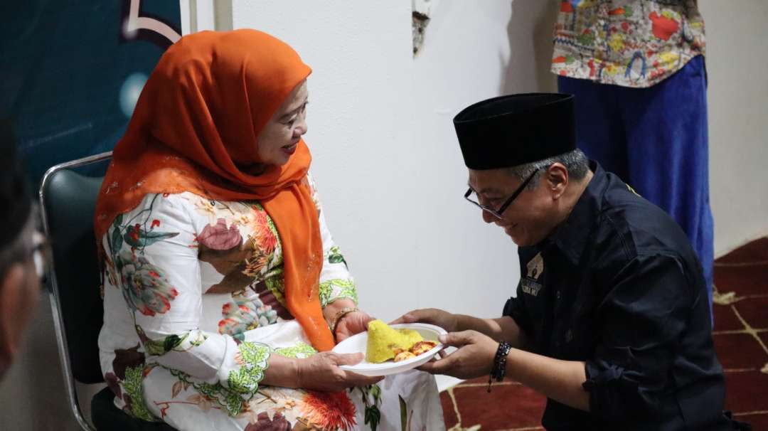 Ketua LTN PBNU H. Ishaq Zubaedi Raqib memberikan potongan tumpeng tasyakuran kepada Ny Hizbiyah Rochim, putri Kiai Wahab Hasbullah. (Foto: ltn-pbnu for ngopibareng.id)