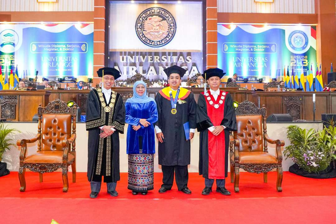 Ketua IKA Unair sekaligus Gubernur Jawa Timur Periode 2019-2024 di acara Wisuda Unair. (Foto: Dok. Khofifah)