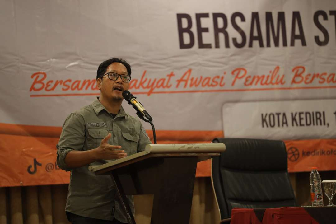 Koordinator Divisi Hukum, Pencegahan, Partisipasi Masyarakat dan Humas (HP2H) Bawaslu Kota Kediri, Hartono saat memberikan sambutan dalam rakor, Minggu, 11 Agustus 2024. (Foto: Istimewa)