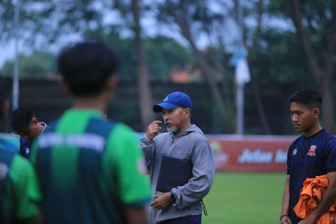 Pelatih kepala tim sepak bola PON Jatim, Fakhri Husaini. (Foto: Istimewa)