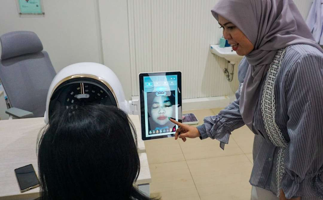 dr. Shinta saat mengedukasi pasien (foto : Aini/Ngopibareng.id)