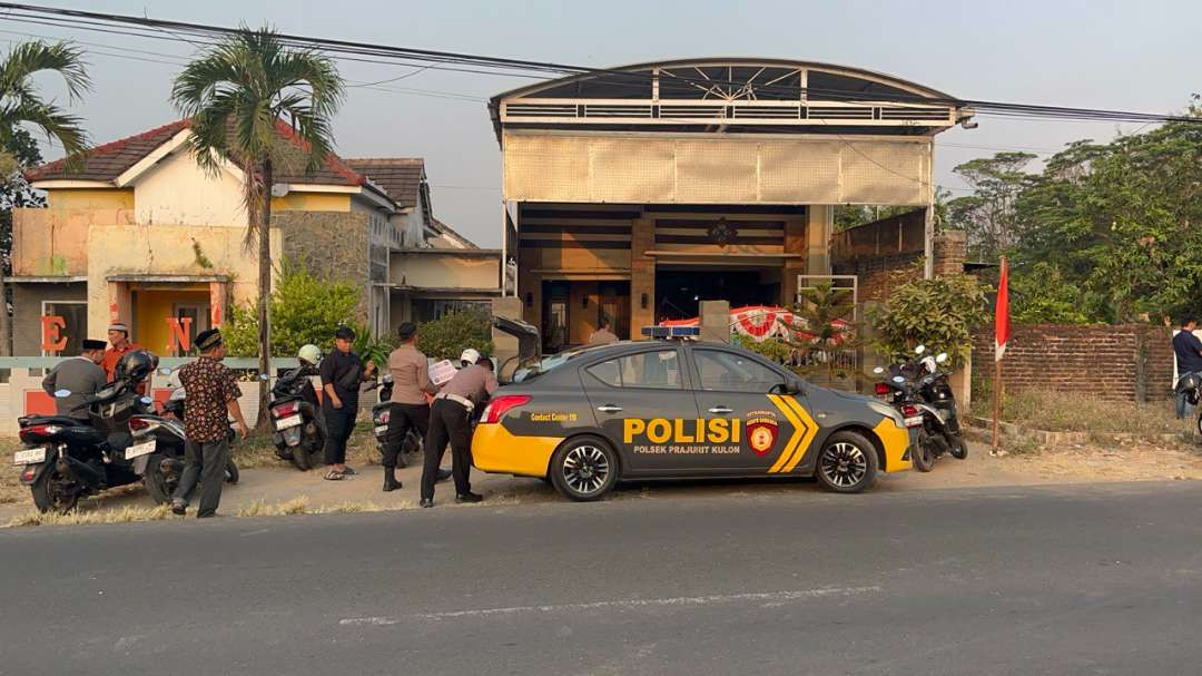 Suasana rumah duka di Desa Mlaten, Puri, Mojokerto. (Foto: Deni Lukmantara/Ngopibareng)