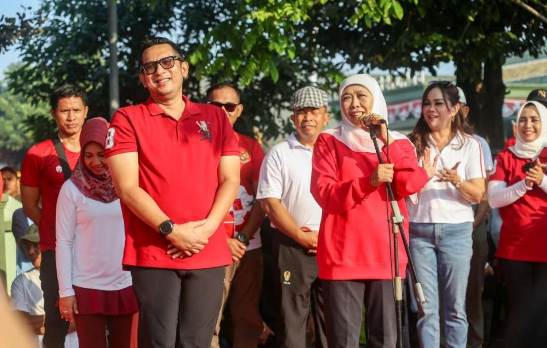 Khofifah saat memberangkatkan peserta jalan sehat yang digelar Pemkot Mojokerto, Minggu 11 Agustus 2024. (Foto: Deni Lukmantara/Ngopibareng.id)