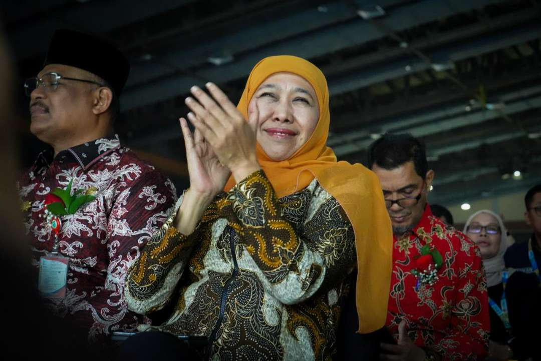 Gubernur Jawa Timur periode 2019-2024 Khofifah Indar Parawansa menerima penghargaan sebagai Pembina Rehabilitasi Mangrove dari Kementerian LHK. (Foto: Dok. Khodifah)