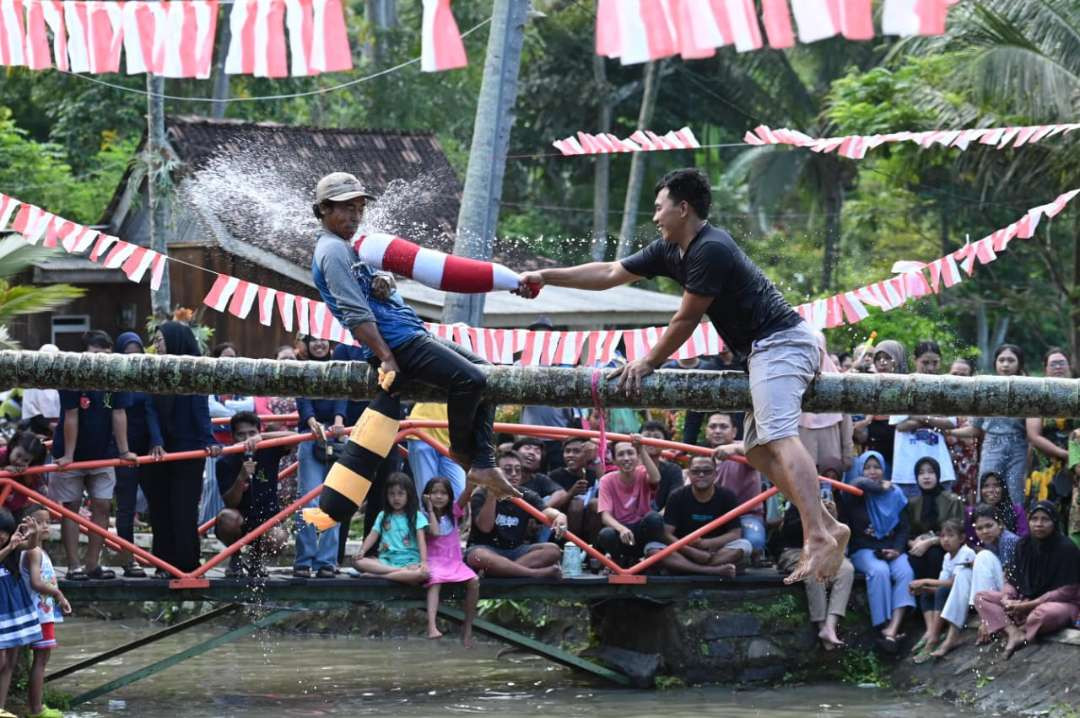 Para peserta lomba gebuk bantal di Banyuwangi, saling beradu ketangkasan. (Foto: Istimewa)