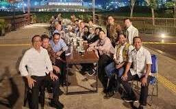 Presiden Joko Widodo dan Wakil Presiden Ma'ruf Amin didampingi para menteri Kabinet Indonesia Maju makan malam bersama di area Sumbu Kebangsaan, IKN. (Foto: Setpres)