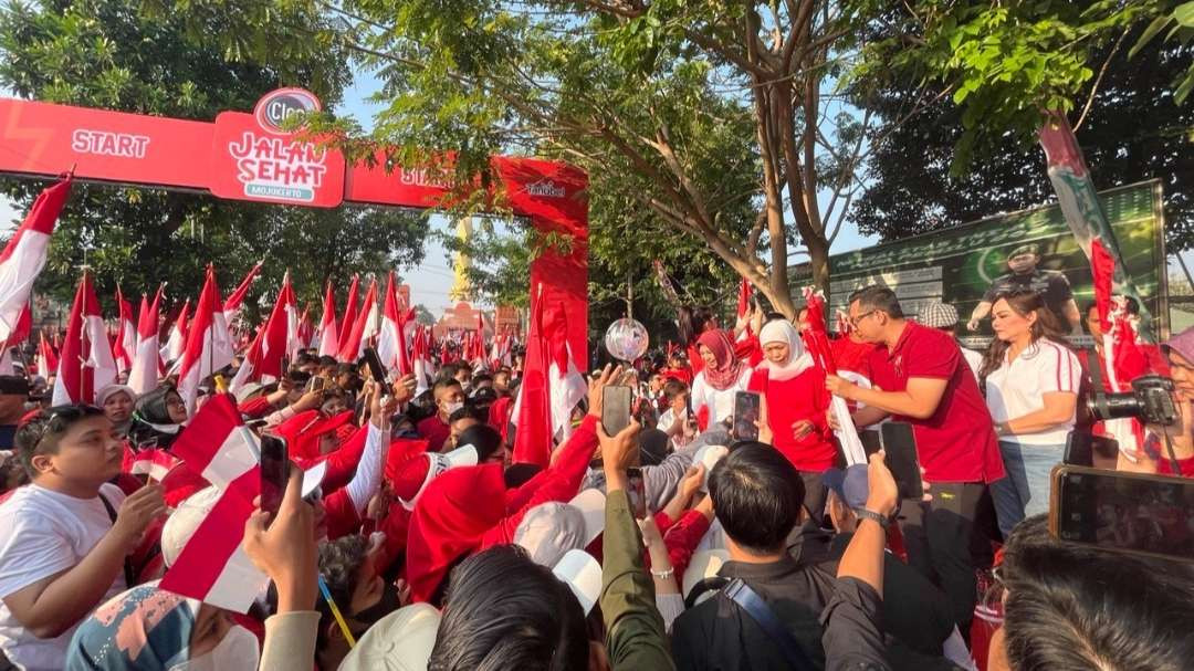 Puluhan ribu peserta jalan sehat diberangkatkan Khofifah Indar Parawansa. (Foto: Deni Lukmantara/Ngopibareng.id)