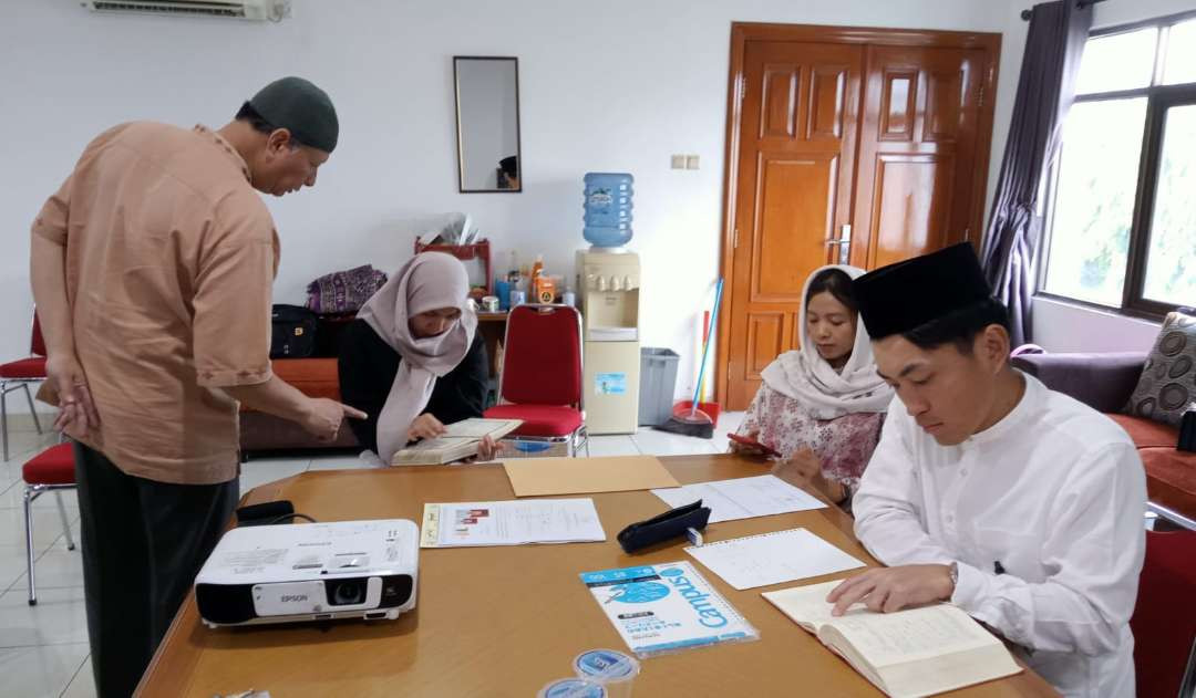 Setiap mualaf yang bersyahadat wajib mengikuti bimbingan tentang iman dan Islam serta kewajiban yang harus dijalankan sebagai seorang muslim (Foto: Asmanu Sudarso/Ngopibareng.id)