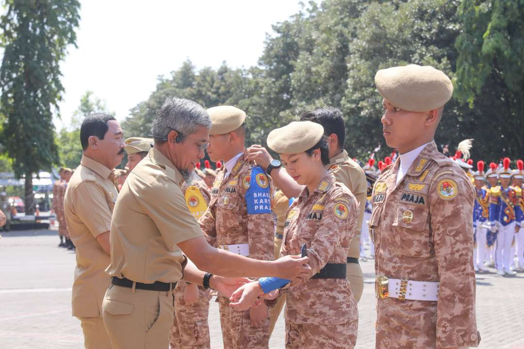 Sekretaris Daerah Jateng, Sumarno saat menerima secara simbolis praja IPDN  untuk menjalani program Bhakti Karya Praja (BKP). Mereka diminta untuk membantu menggenjot pendapatan daerah setempat. (Foto: Pemprov Jateng)