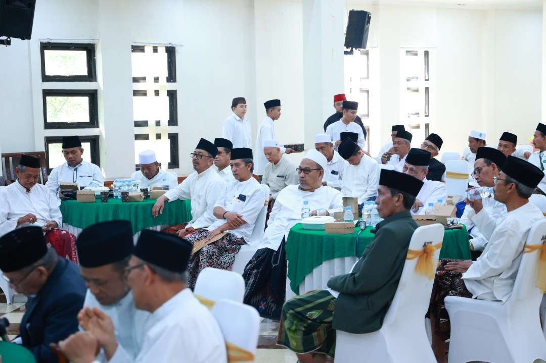 Ratusan kiai struktural dan pengasuh pesantren berkumpul di Pesantren Tebuireng, Jombang, Senin, 12 Agustus 2024 sore. (Foto: PBNU)