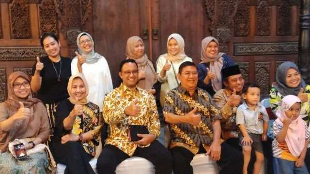 Anies Baswedan foto bersama pendukungnya pada acara diskusi Jaringan Nasional, di  Lorin Hotel Solo, hari Minggu kemarin. (Foto:Ngopibareng.Id/KBA)