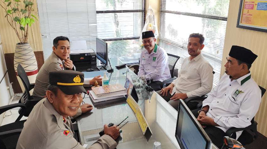 DPC PKB Kota Kediri yang dipimpin langsung oleh Ketua DPC PKB Kota Kediri KH Oing Abdul Muid Sohib (Gus Muid) mendatangi SPKT Polres Kediri Kota untuk melaporkan Lukman Edy, Senin, 12 Agustus 2024. (Foto: Fendi Lesmana/Ngopibareng.id)