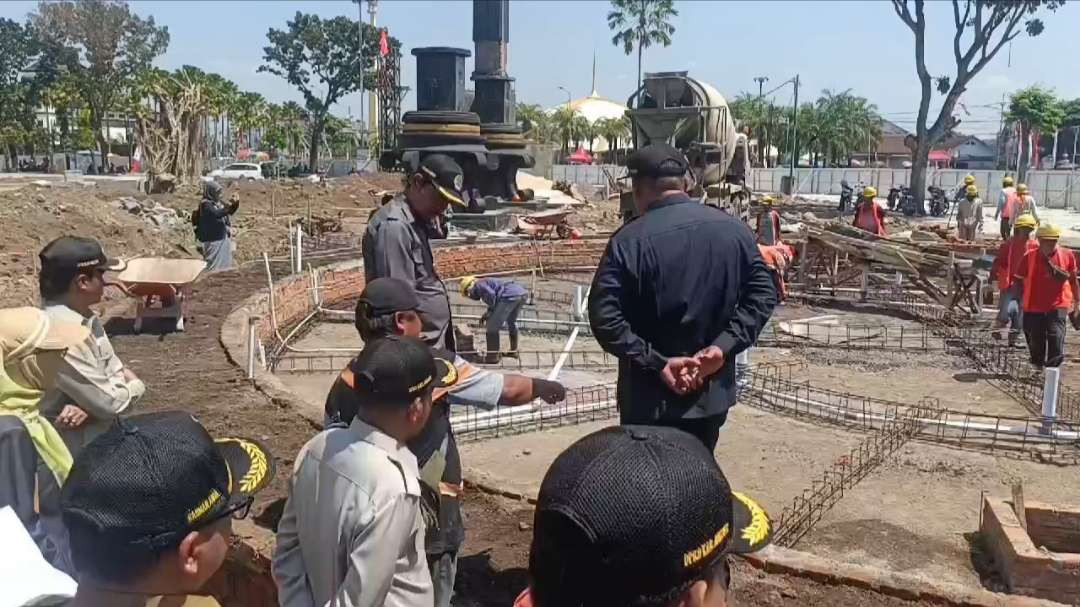 Komisi A DPRD Jember saat memantau proyek Alun-alun Jember (Foto: Rusdi/Ngopibareng.id)