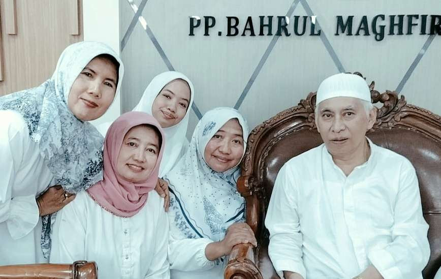 Prof KH Moh Bisri, Pengasuh Pondok Pesantren Bahrul Maghfiroh Kota Malang, bersama jemaah Muslimat Nahdlatul Ulama, Jawa Timur. (Foto:adi/ngopibareng.id)