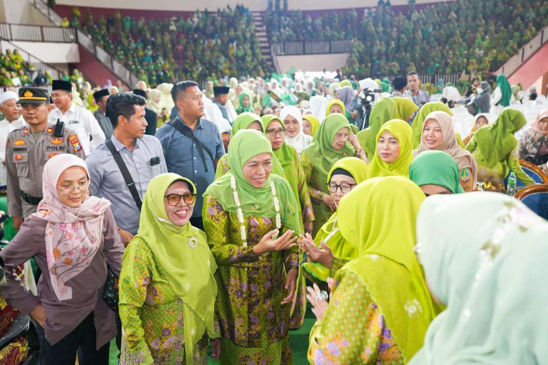 Khofifah Indar Parawansa hadir di tengah ribuan jamaah Muslimat NU dalam kegiatan Resepsi Harlah Muslimat NU Ke-78 dan pelantikan massal pengurus anak cabang dan pengurus ranting Muslimat NU se-Kota Pasuruan di DOM GOR Untung Suropati Kota Pasuruan. (Foto: Dok Khofifah)