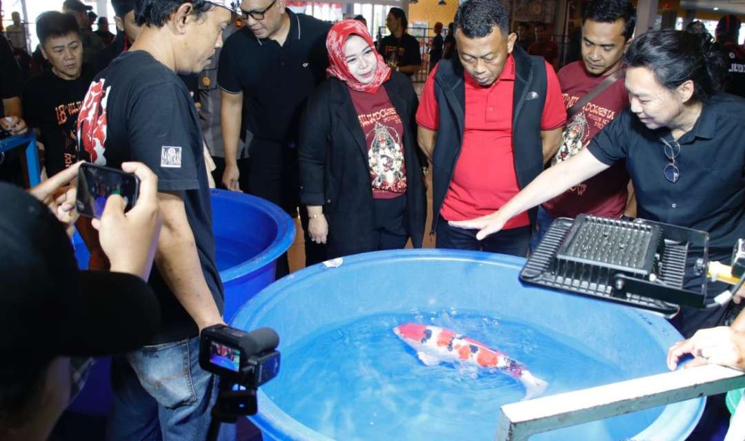 Bupati Ponorogo Sugiri Sancoko, saat menjadi juri kehormatan ikan hias bertajuk Reog Indonesia Koi Show (RIKS) di Ponorogo City Center pada Sabtu Agustus 2024 lalu.(Foto: Kominfo Ponorogo)