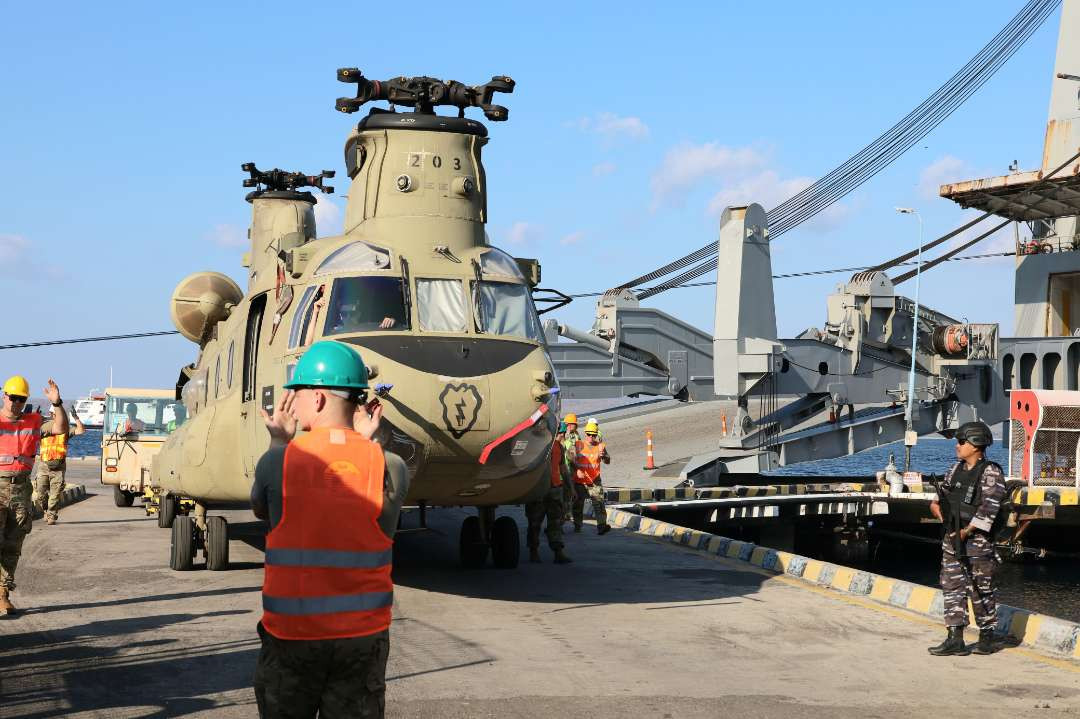 Salah satu helikopter milik Amerika Serikat tiba di Pelabuhan Tanjungwangi Banyuwangi. (Foto: Istimewa)