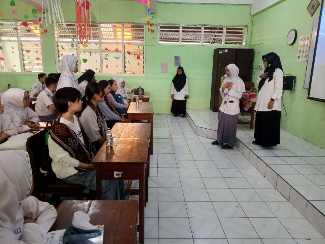 Lima pelajar Jepang belajar di dalam kelas di MAN 1 Lamongan (Foto: Imron Rosidi/ngopibareng.id)