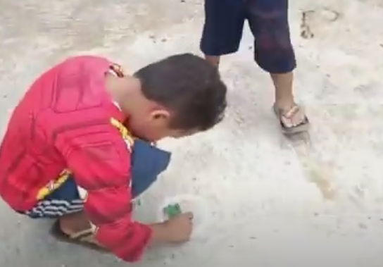 Anak-anak bermain kelereng, salah satu Permainan tradisional yang mulai langka. (Foto: Istimewa)