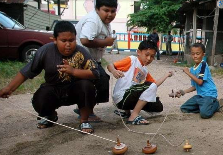 Anak-anak bermain gangsing, salah satu Permainan tradisional yang nyaris punah. (Foto: istimewa)