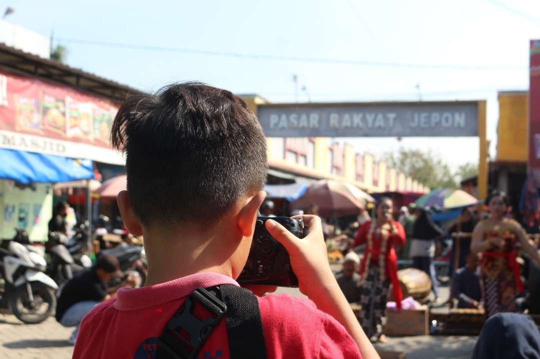 seorang peserta tengah membidik sasaran dalam lomba fotografi di Blora