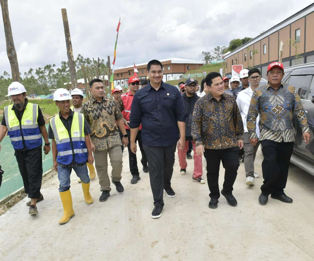 Menteri Pemuda dan Olahraga Republik Indonesia (Menpora RI) Dito Ariotedjo bersama Menteri BUMN Erick Thohir yang juga sebagai Ketua Umum PSSI meninjau tempat Training Center (TC) PSSI yang dibangun di wilayah IKN, Senin 12 Agustus 2024 siang. (Foto: Humas Kemenpora RI)