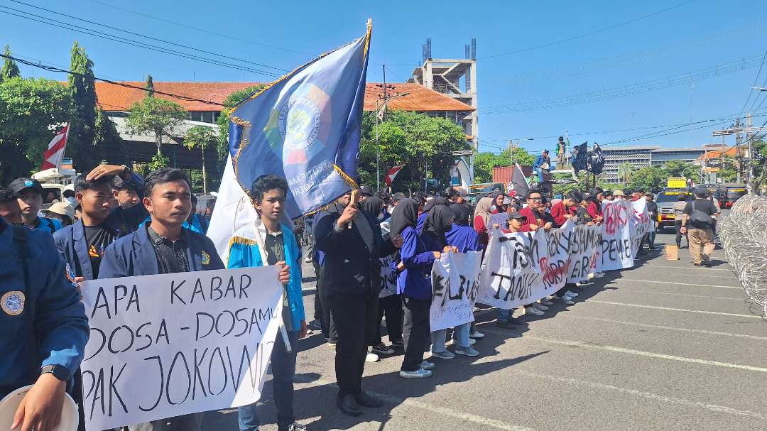 Massa aksi unjuk rasa untuk memperingati sepuluh tahun kepemimpinan Presiden Joko Widodo, di depan Gedung DPRD Jatim, Jalan Indrapura, Surabaya, Senin 12 Agustus 2024. (Foto: Julianus Palermo/Ngopibareng.id)