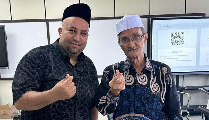 KH Husein Muhammad, saat bertemu dengan Mostafa Zahran, sarjana, intelektual dan aktivis kebudayaan dari Mesir. Dia tengah menyusun Disertasi tentang Pikiran, Gagasan dan Sufisme Gus Dur. (Foto: husein muhammad)