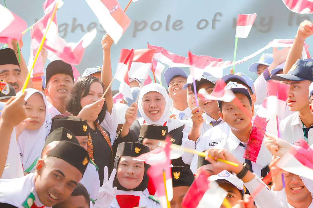 Khofifah Indar Parawansa bagikan bendera di jalan sehat Kota Mojokerto sambut HUT Kemerdekaan RI ke-79. (Foto: Dok. Khofifah)