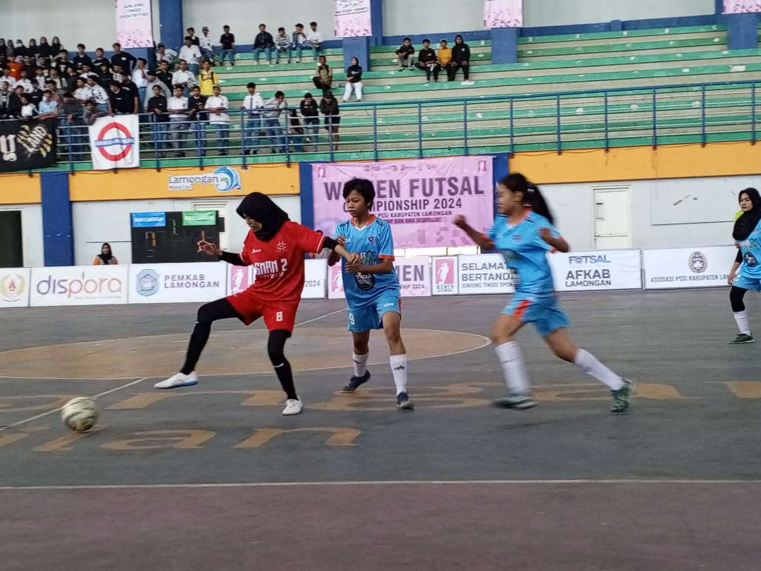 Futsal perempuan tingkat SLTP dan SLTA digelar di Lamongan, Jawa Timur. (Foto: Imron Rosidi/Ngopibareng.id)