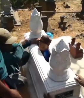 Viral. Bocah terjebak kijing makam di Pamekasan. (Foto: tangkapan layar)