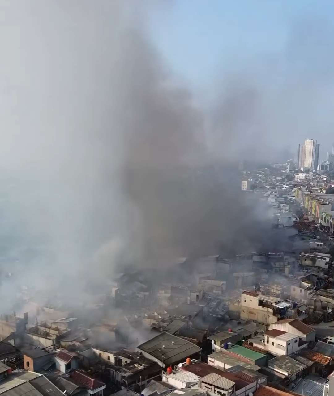 Sisa puing-puing kebakaran melanda kawasan Manggarai, Jakarta Selatan, Selasa 13 Agustus 2024 dini hari. (Foto: Istimewa)