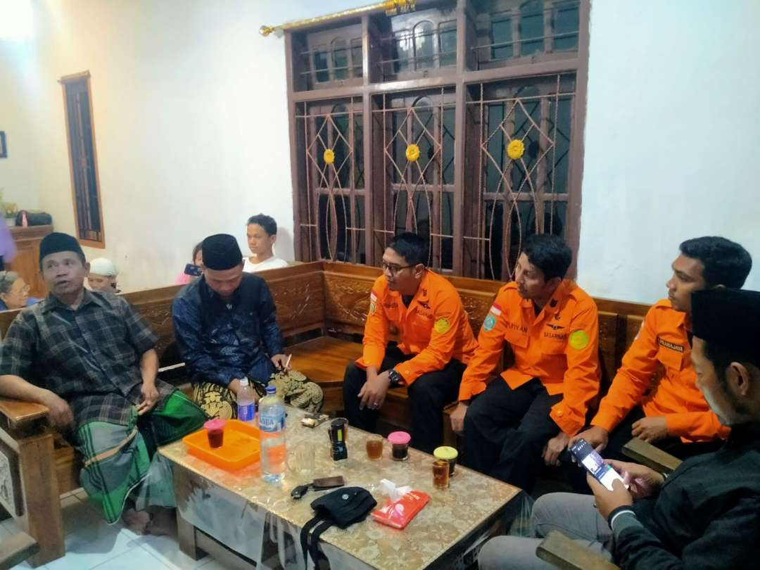 Petugas Basarnas mengantar kakek Suroto ke rumahnya (Foto: istimewa)