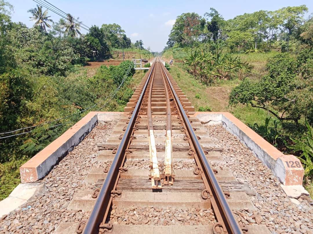 Gempa bumi yang mengguncang wilayah Kabupaten Malang sempat membuat dua kereta lokal berhenti sementara, Selasa 13 Agustus 2024. (Foto: Dok. PT KAI)