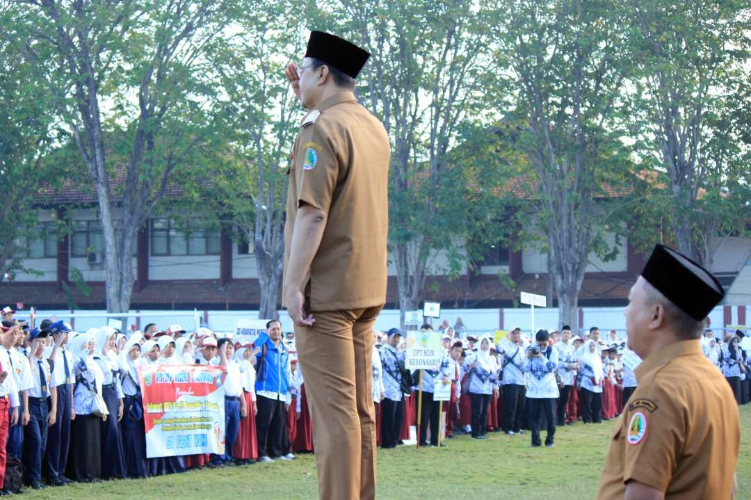 Walikota Pasuruan Saifullah Yusuf (Gus Ipul) memimpin apel bersama siswa SD dan SMP se-Kota Pasuruan berlokasi di Stadion  Untung Suropati Kota Pasuruan, pada Selasa 13 Agustus 2024.(Foto: istimewa)