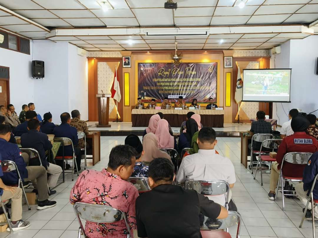 Rapat Pleno Terbuka Rekapitulasi Daftar Pemilih Hasil Pemutakhiran (DPHP) di Gedung PKPRI Blora. (Foto: Ahmad Sampurno/Ngopibareng.id)