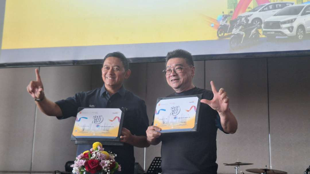 Regional CEO Senior Vice Presiden Bank Mandiri Region VIII/Jawa 3 Hendra Wahyudi (kiri) dan Direktur Pakuwon Group Sutandi Purnomosidi saat menunjukkan nota kesepahaman atau MoU untuk menjalin kerja sama hingga tahun 2025 mendatang. (Foto: Julianus Palermo/Ngopibareng.id)