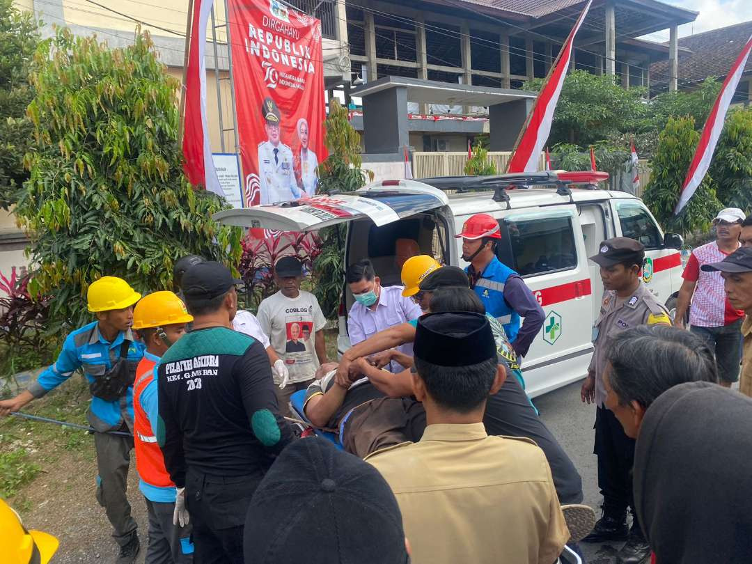 Proses evakuasi warga yang tersengat aliran listrik (Foto: istimewa)