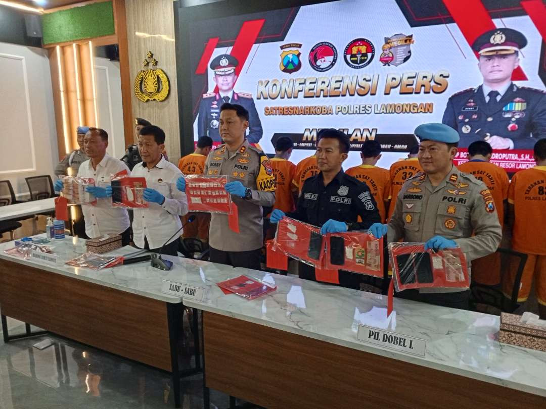 Kapolres Lamongan AKBP Bobby A Candra Putra menunjukkan barang bukti hasil pengungkapan kasus peredaran narkoba. (Foto: Imron Rosidi/Ngopibareng.id)